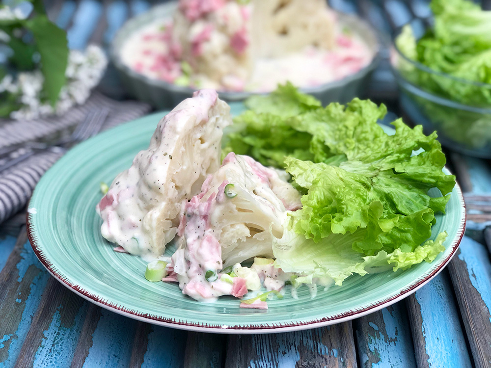 Hel blomkål med skinke og enkel ostesaus