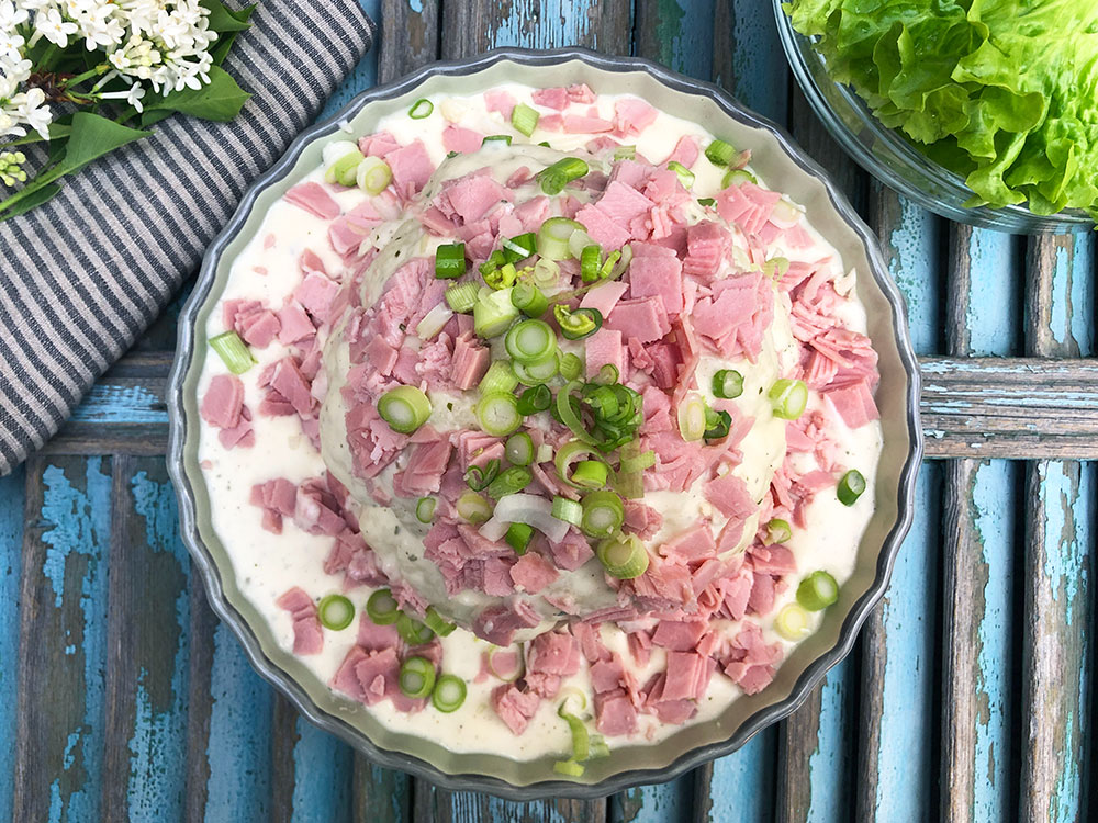 Hel blomkål med skinke og enkel ostesaus