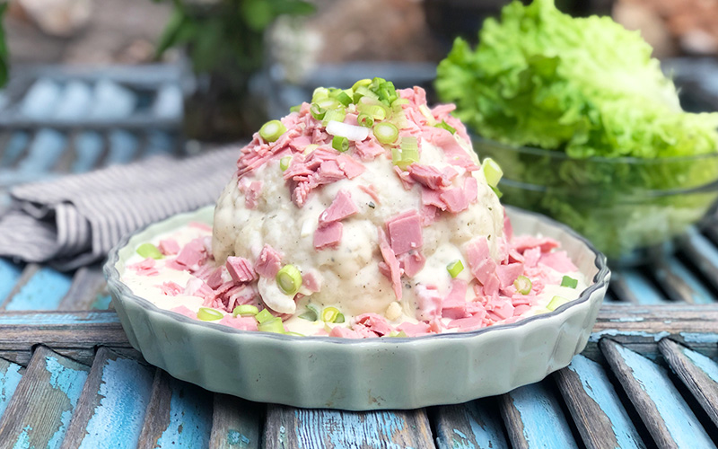 Hel blomkål med skinke og enkel ostesaus