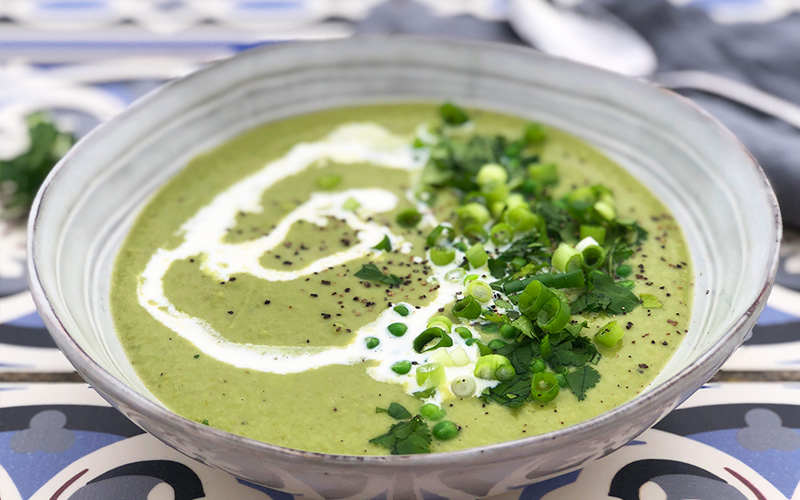 Grønn curry- og ertesuppe med kokosmelk