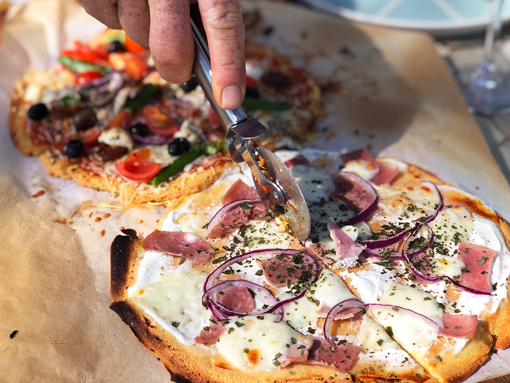 Superenkel pizza på kikertbunn (glutenfri)