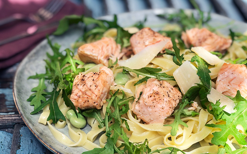 Tagliatelle med laks og bondebønner