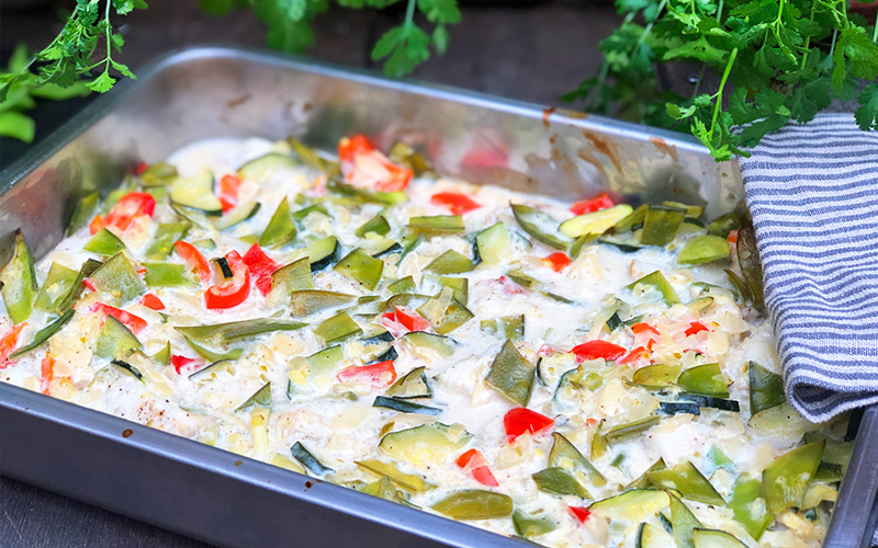 Asiatisk torskeform med fargerike grønnsaker