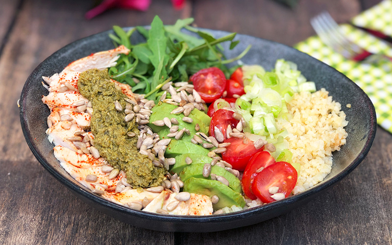 Komplett kyllingsalat med bulgur, avokado og pesto