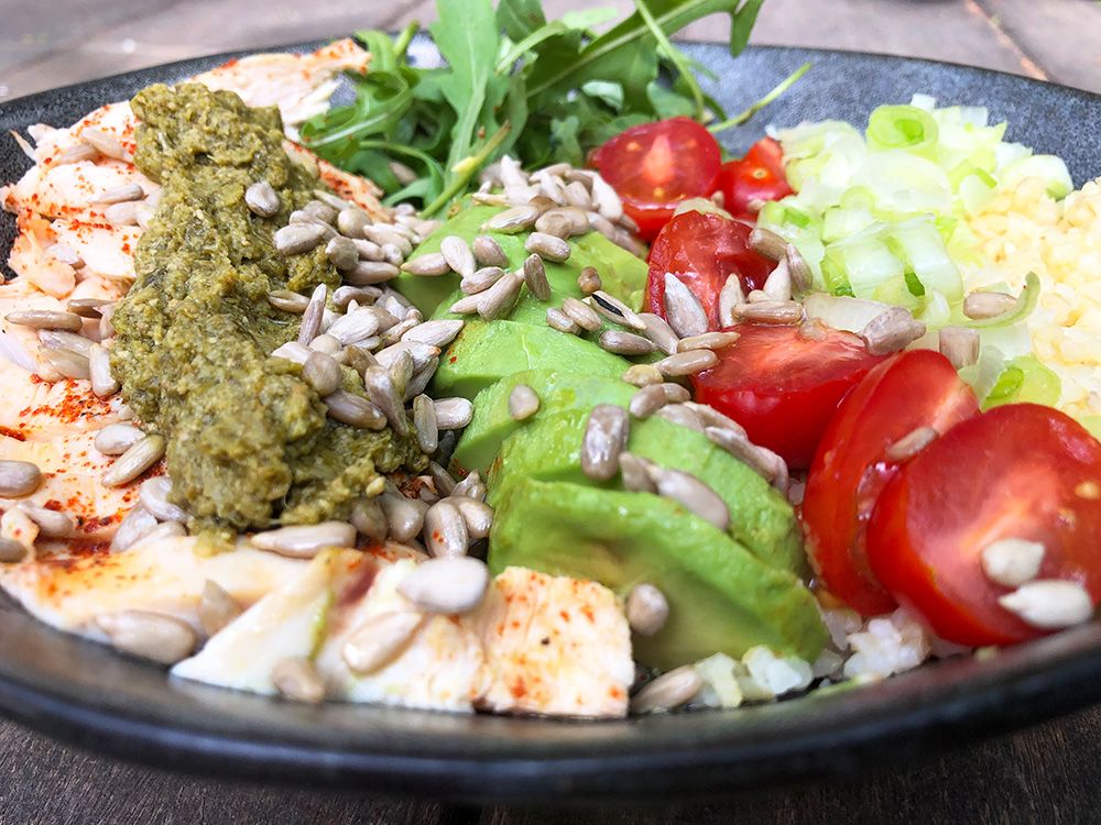 Komplett kyllingsalat med bulgur, avokado og pesto