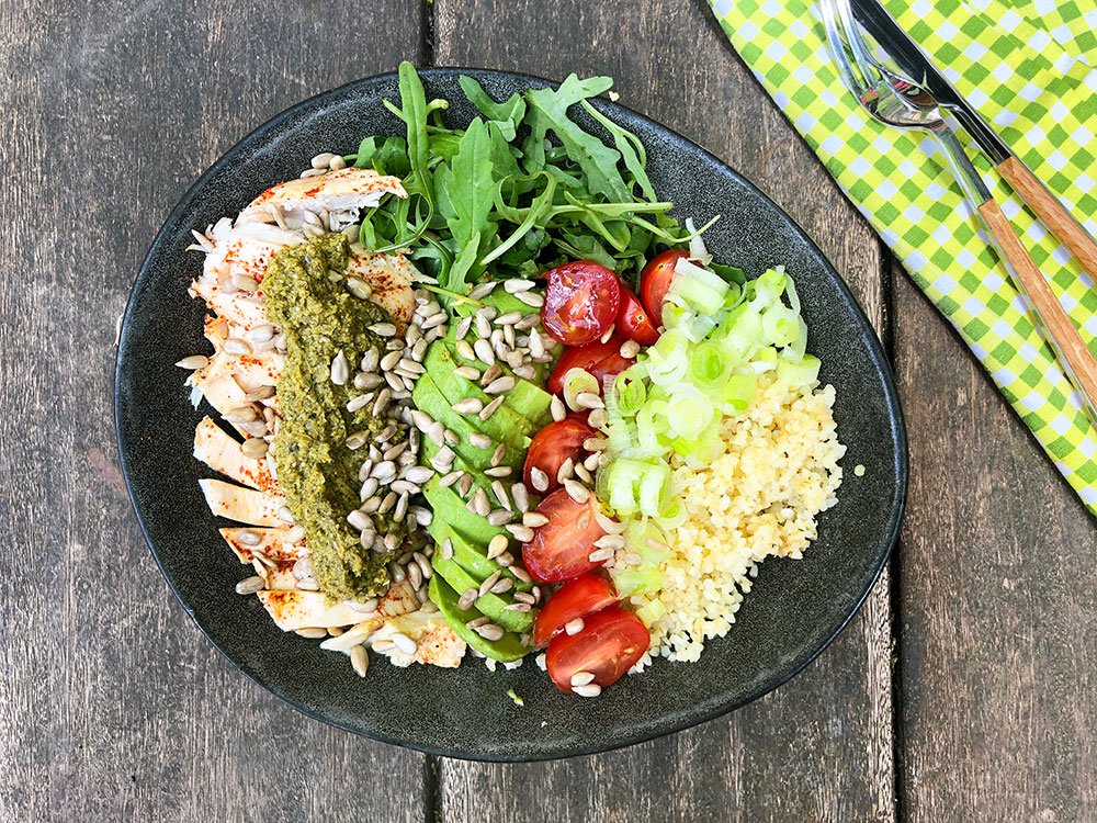Komplett kyllingsalat med bulgur, avokado og pesto