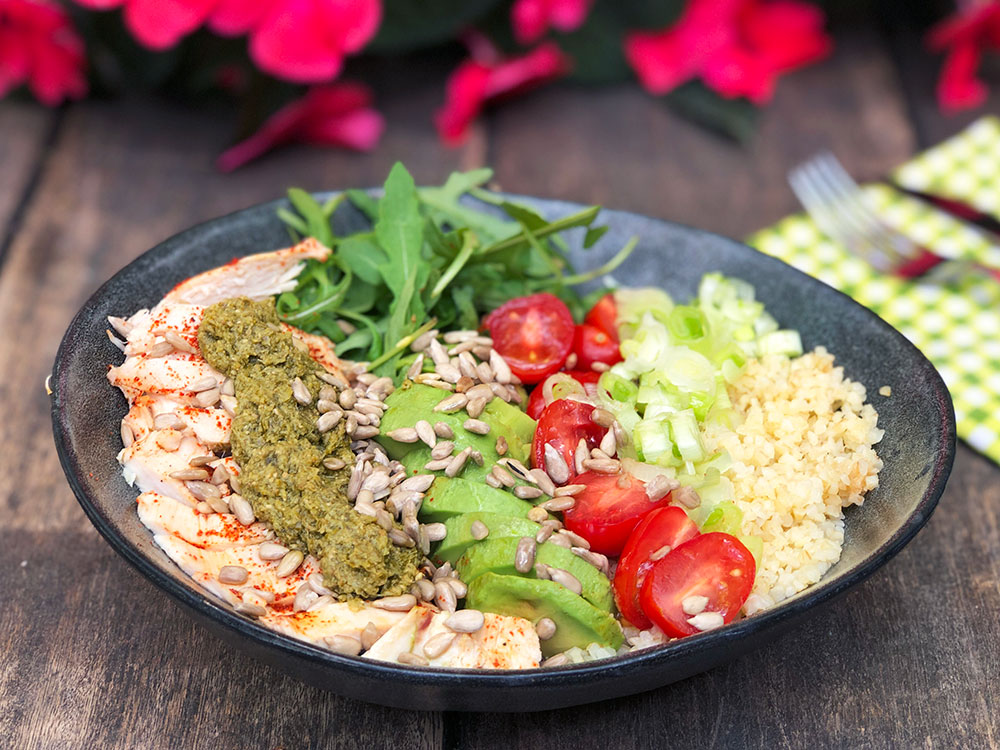 Komplett kyllingsalat med bulgur, avokado og pesto