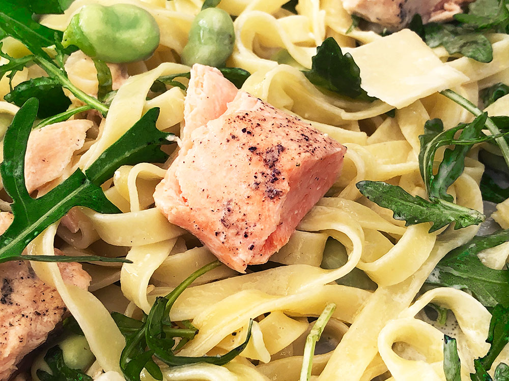 Tagliatelle med laks og bondebønner