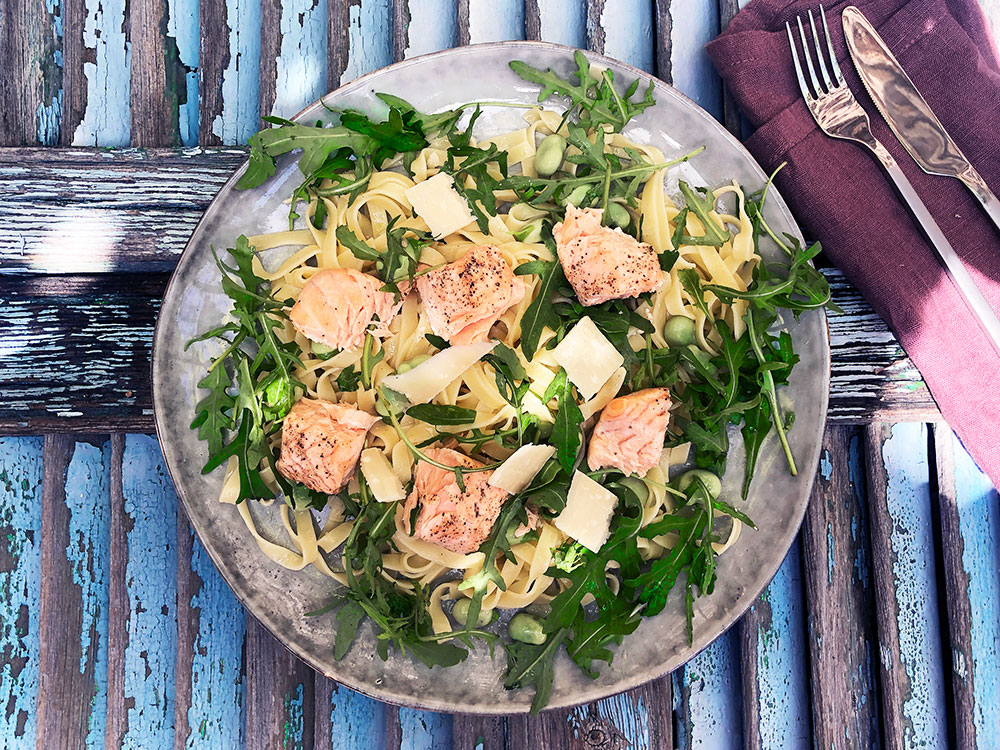 Tagliatelle med laks og bondebønner