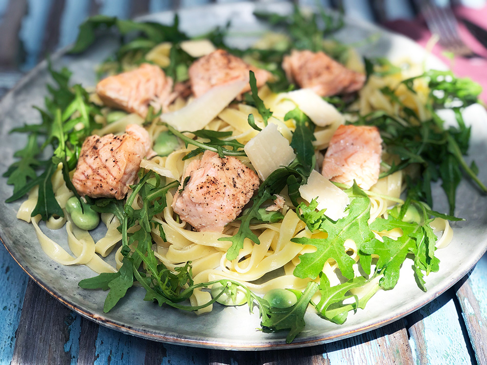 Tagliatelle med laks og bondebønner