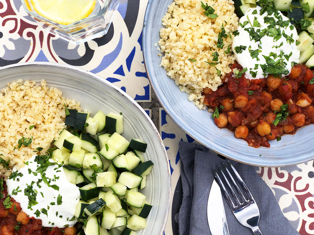 Frisk vegetarbolle med kikerter og krydderier
