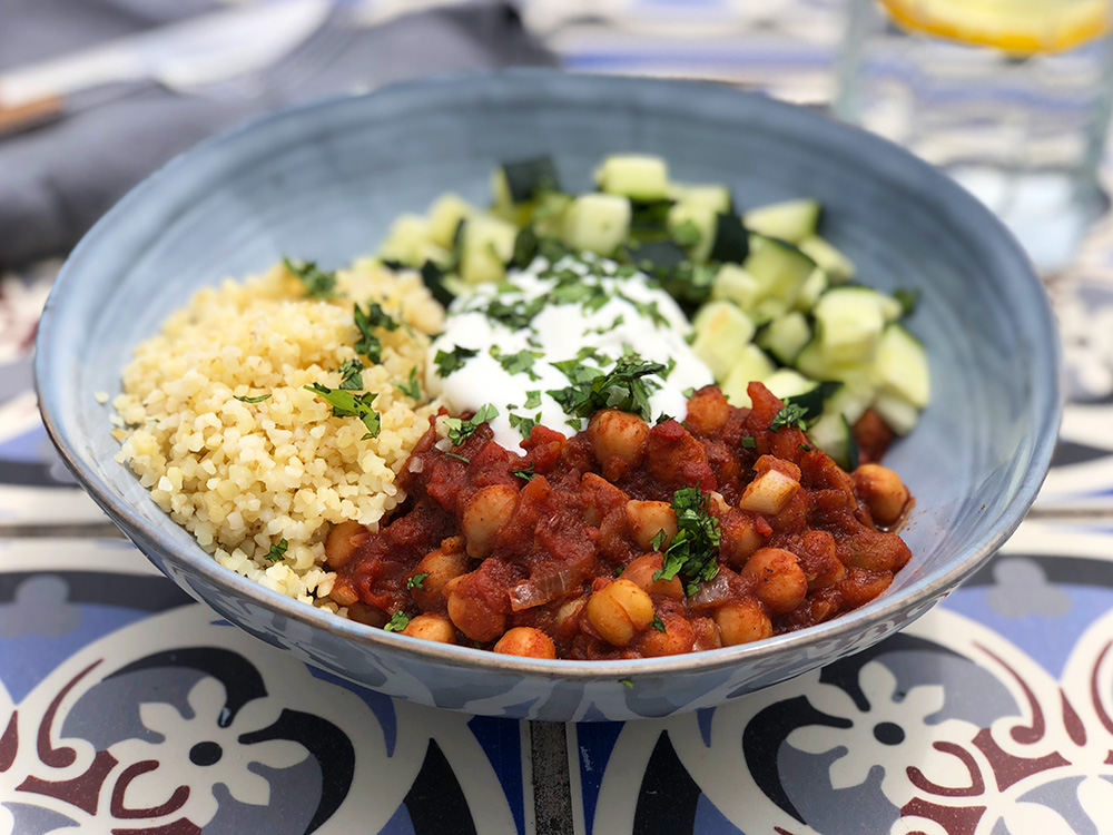 Frisk vegetarbolle med kikerter og krydderier