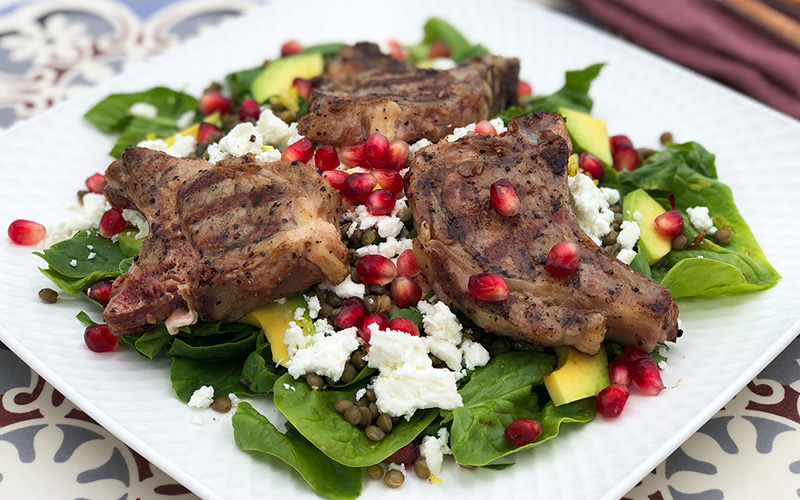 Sommersalat med lammekoteletter, linser og feta