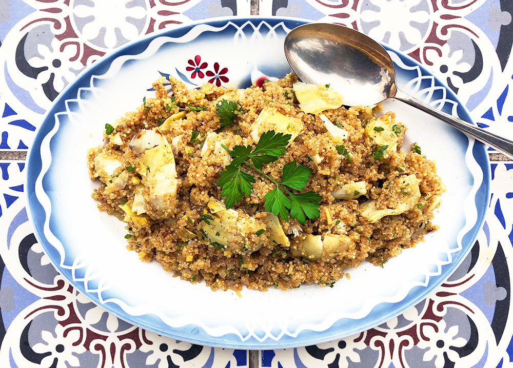 Quinoasalat med stekte artisjokkhjerter