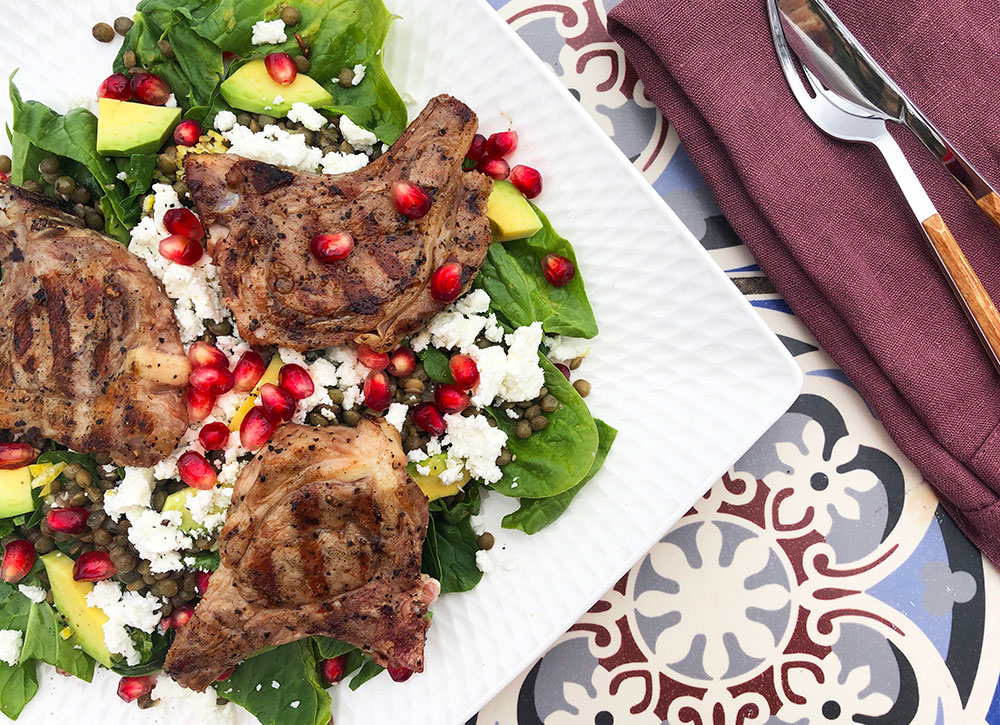 Sommersalat med lammekoteletter, linser og feta