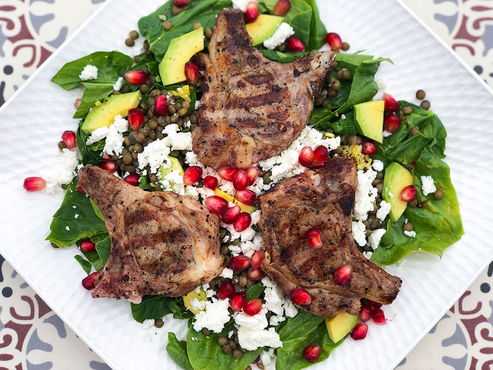 Sommersalat med lammekoteletter, linser og feta
