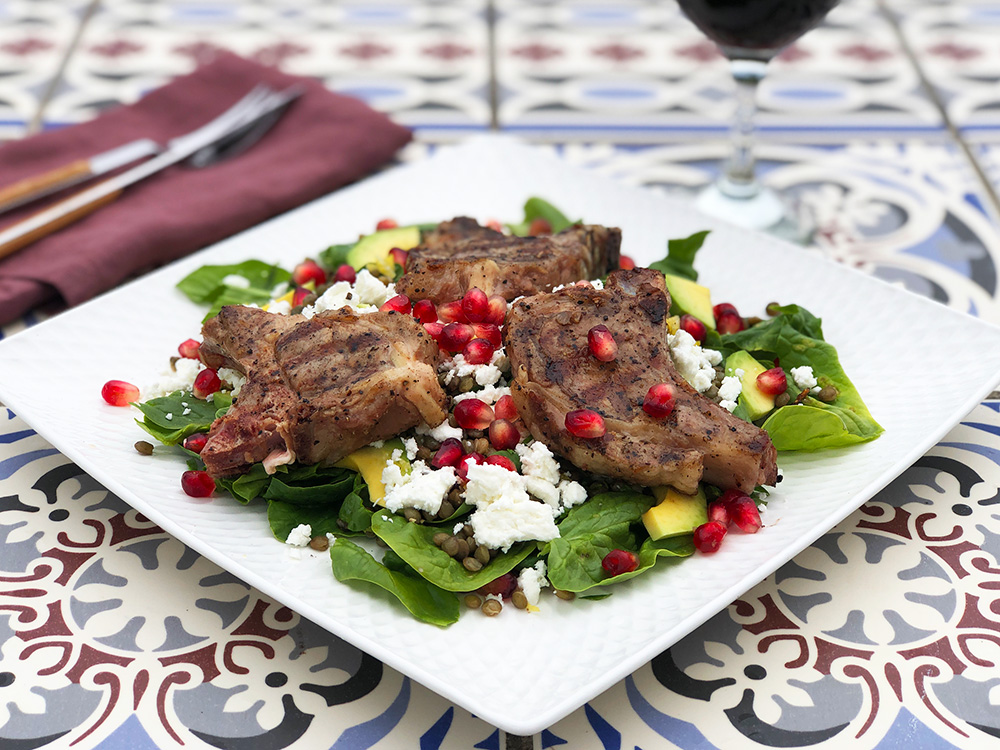 Sommersalat med lammekoteletter, linser og feta