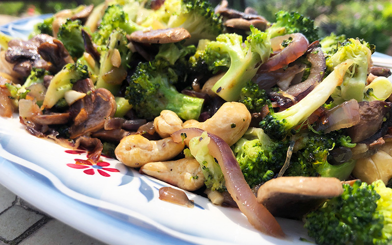 Sautert brokkoli-og soppsalat