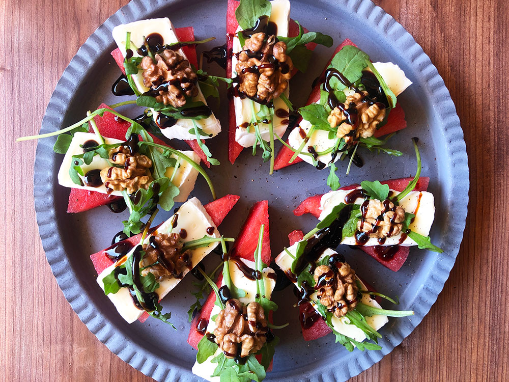 Munnfuller med vannmelon, brie og valnøtter