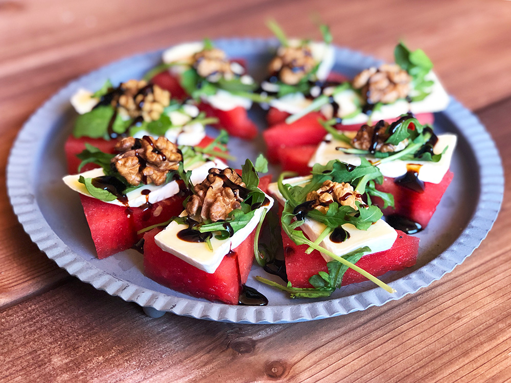 Munnfuller med vannmelon, brie og valnøtter