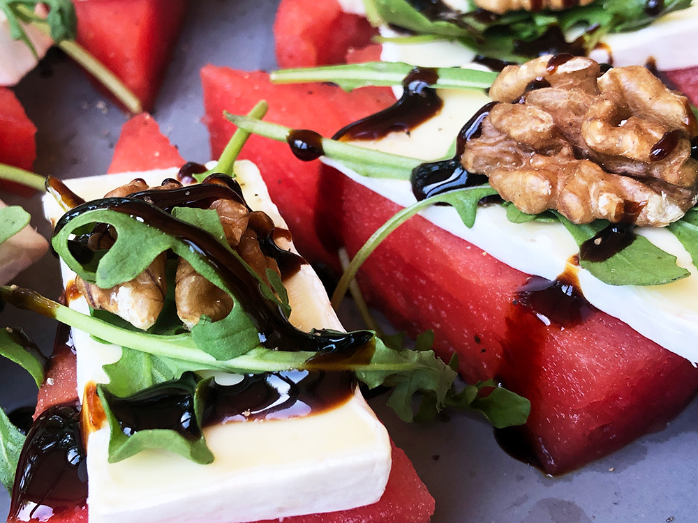 Munnfuller med vannmelon, brie og valnøtter