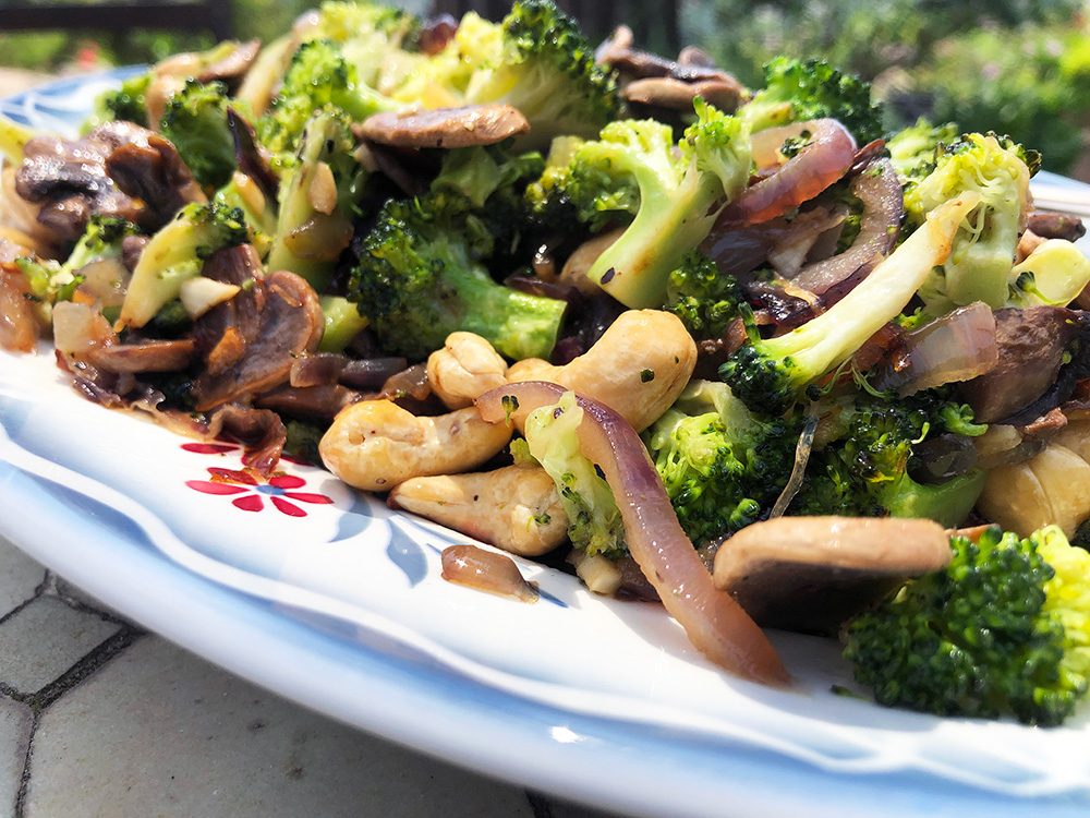 Sautert brokkoli-og soppsalat