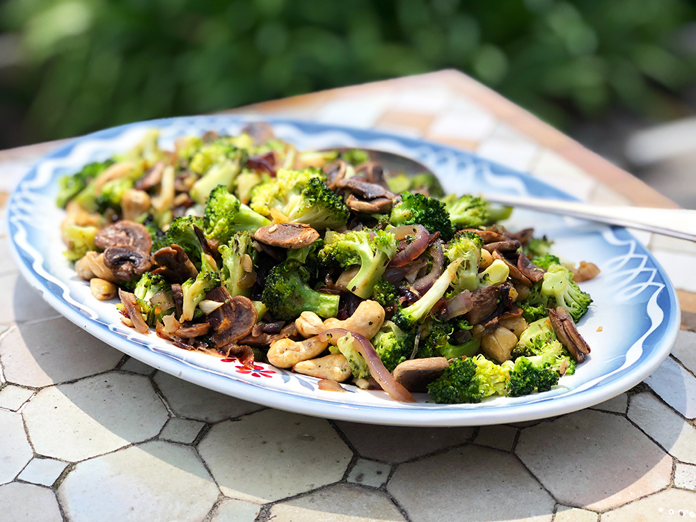 Sautert brokkoli-og soppsalat