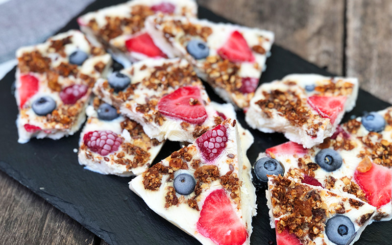 Frossen yoghurtbark med bær og granola