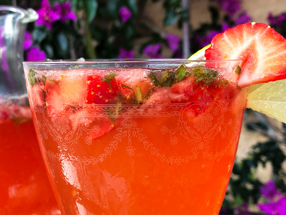 Mocktail med jordbær, lime og basilikum