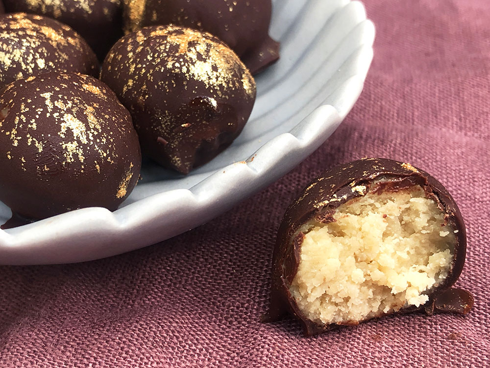 Cashewnøtter trukket i mørk sjokolade
