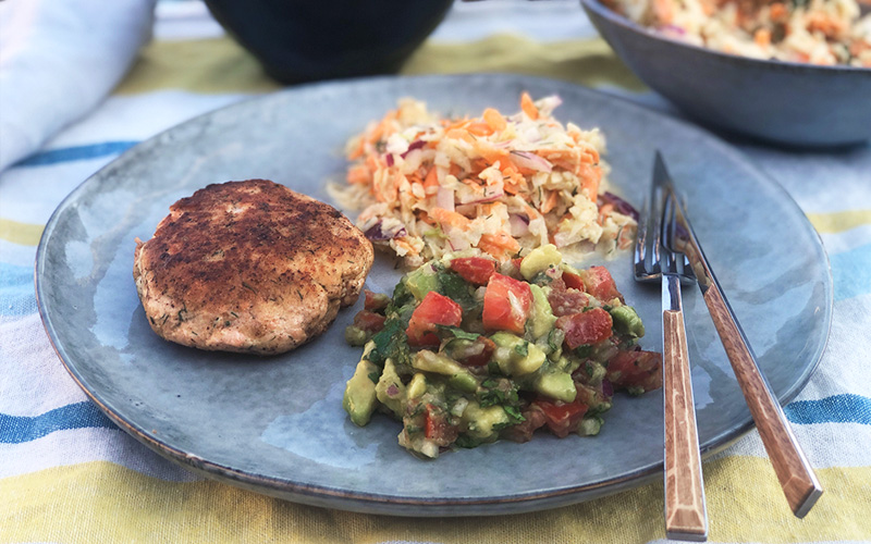 Lett lakseburger med fennikelcoleslaw og avokadosalsa