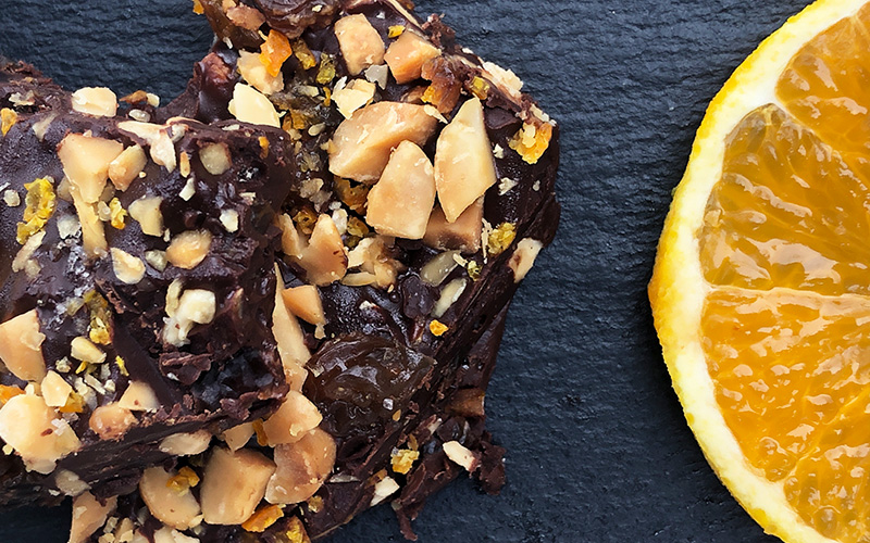 Sjokoladebark med appelsin og nøtter