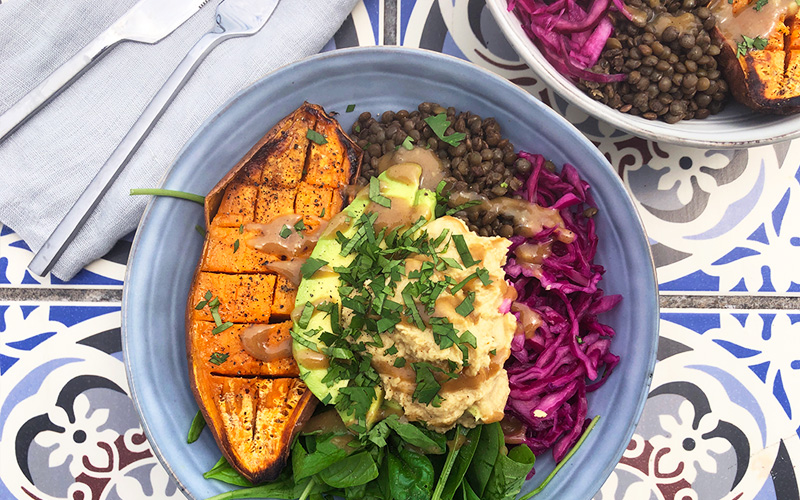 Vegetarbolle med søtpotet, linser og hummus