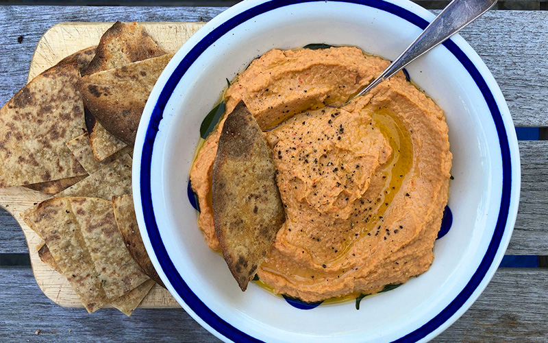 Hummus med paprika og lompechips