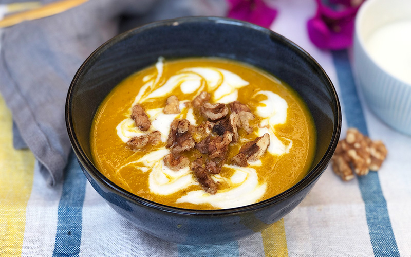 Krydret gulrotsuppe med valnøtter