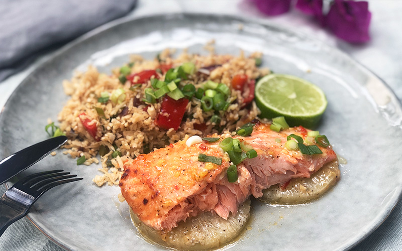 Bakt laks med ananas og en fargerik blomkålris