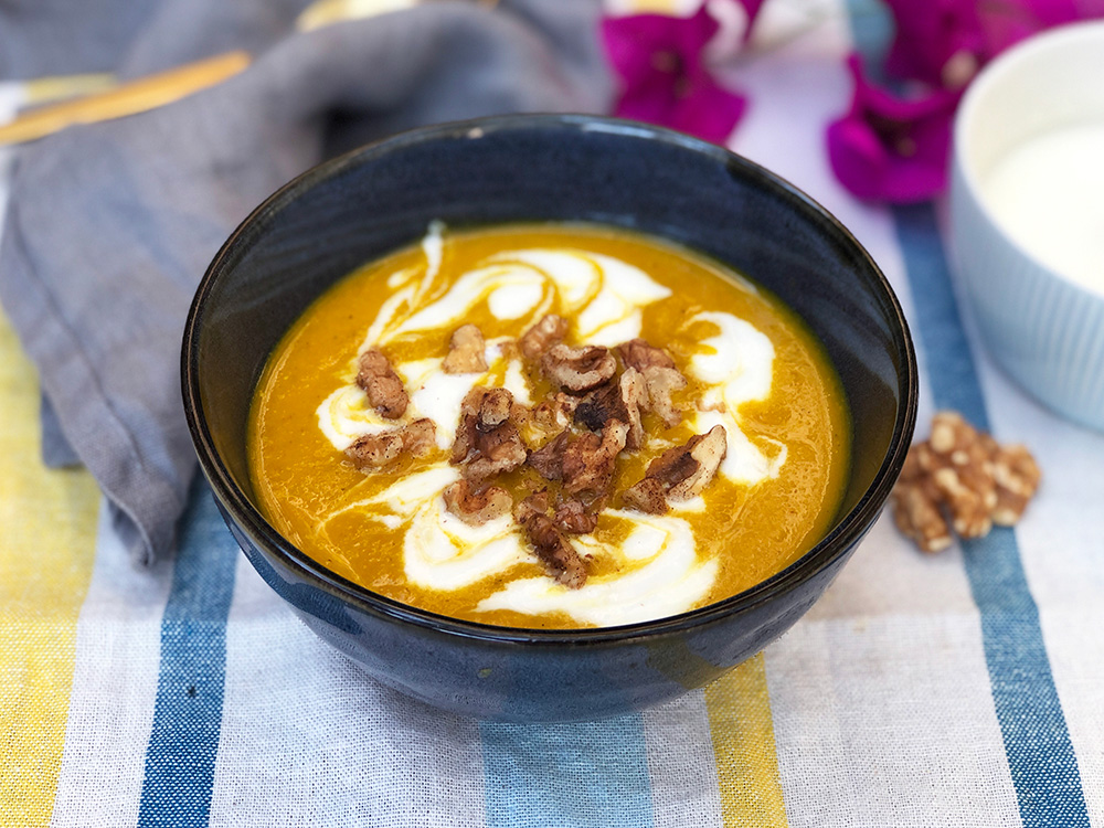 Krydret gulrotsuppe med valnøtter