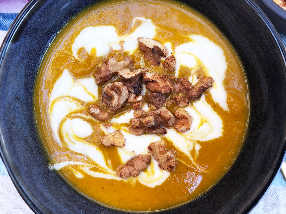 Krydret gulrotsuppe med valnøtter