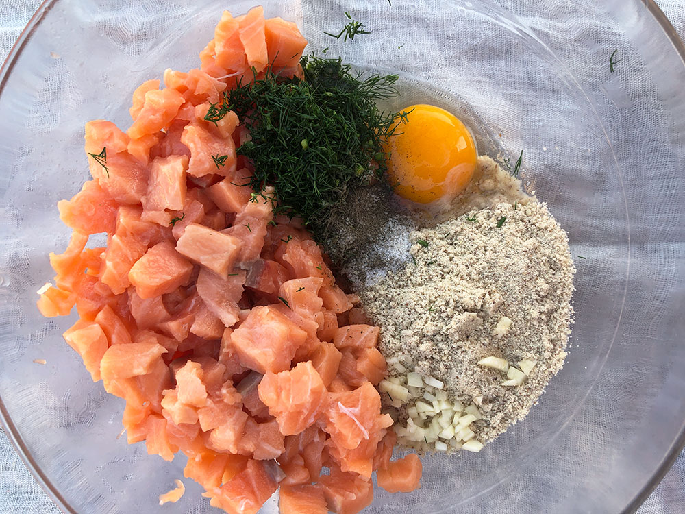 Lett lakseburger med dillcoleslaw og avokadosalsa