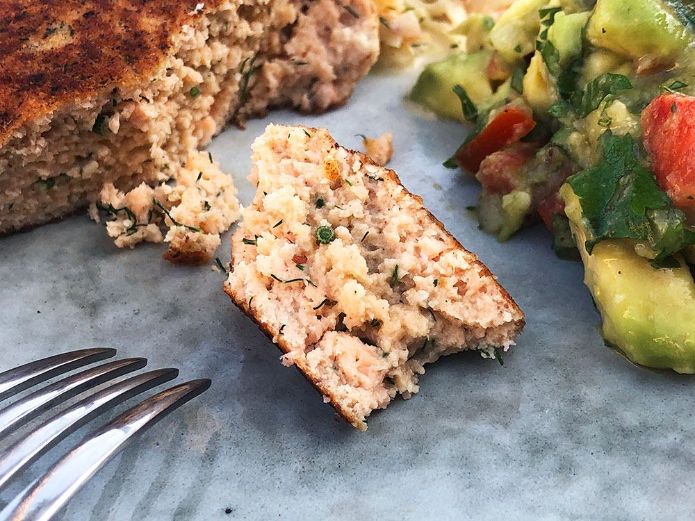 Lett lakseburger med dillcoleslaw og avokadosalsa