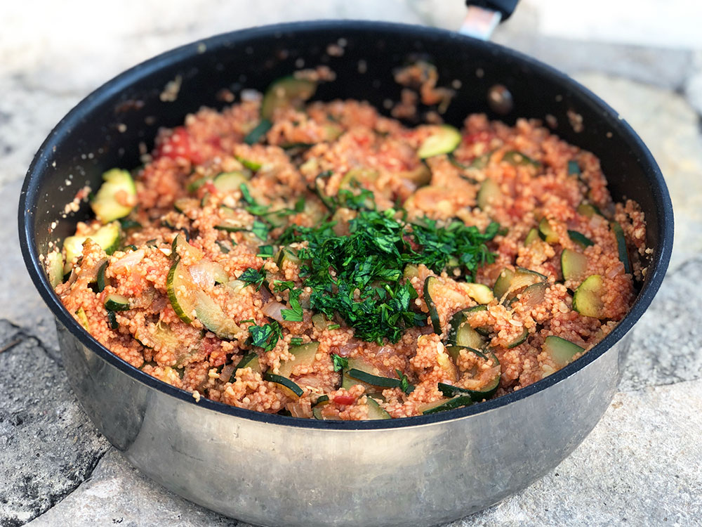 Bulgurpilaff med squash, tomat og lammekjøttboller