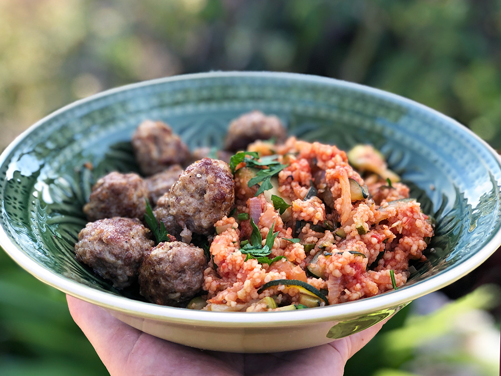 Bulgurpilaff med squash, tomat og lammekjøttboller