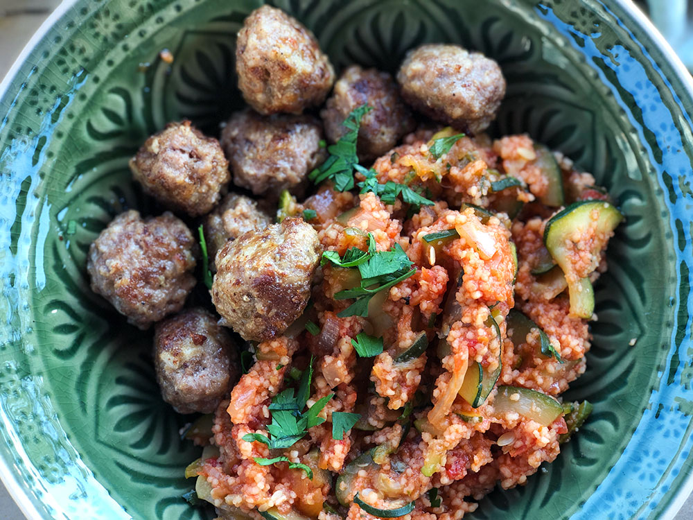 Bulgurpilaff med squash, tomat og lammekjøttboller