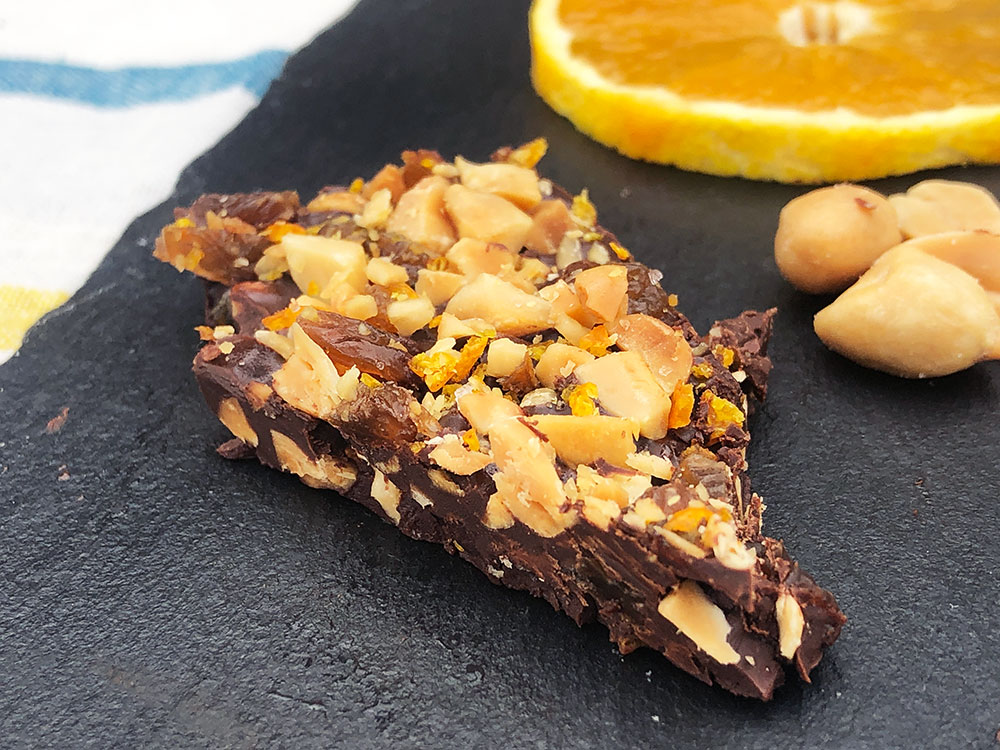 Sjokoladebark med appelsin og nøtter