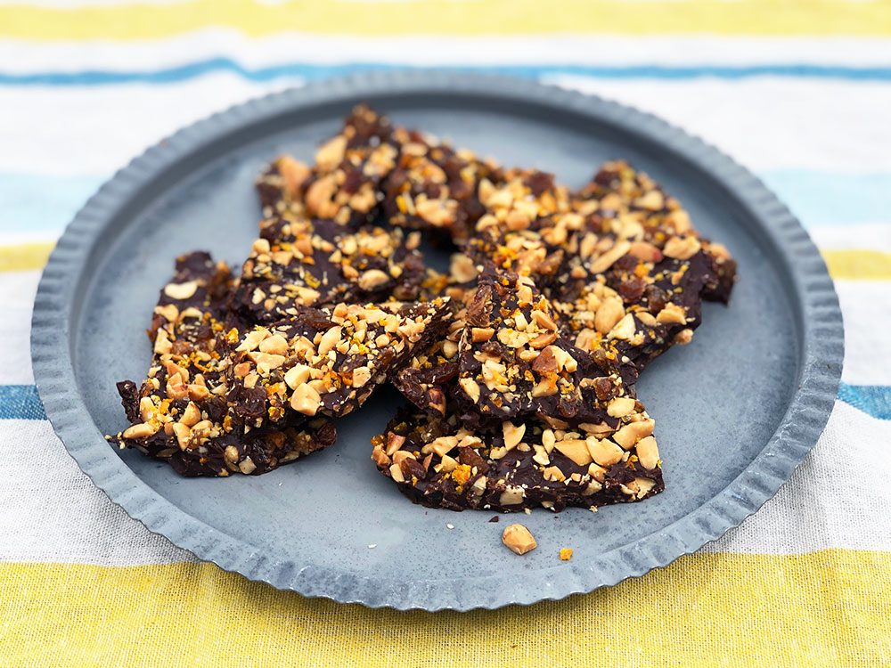 Sjokoladebark med appelsin og nøtter