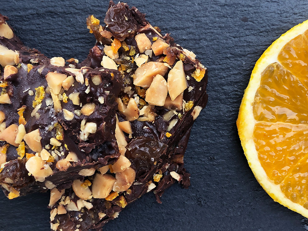 Sjokoladebark med appelsin og nøtter