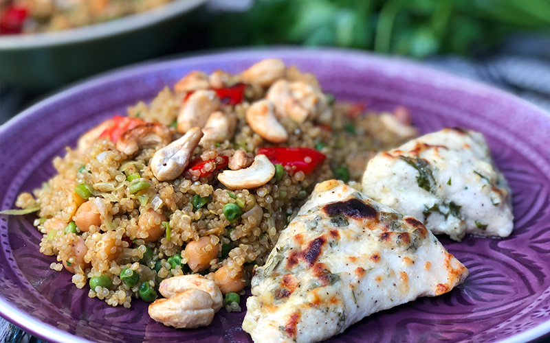 Bakt kylling i gresk yoghurt med lun quinoasalat