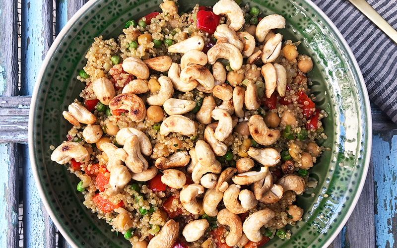 Lun quinoasalat med karamelliserte cashewnøtter
