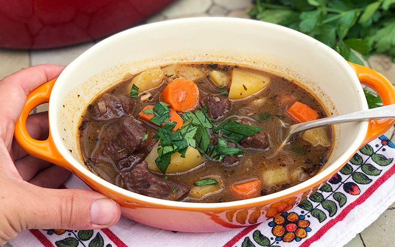 Varmende suppe med mørt oksekjøtt og grønnsaker