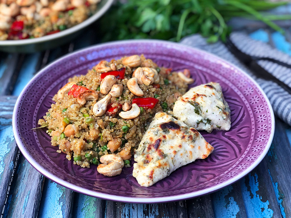 Bakt kylling i gresk yoghurt med lun quinoasalat